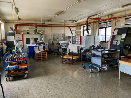CNC stroj ve výrobě