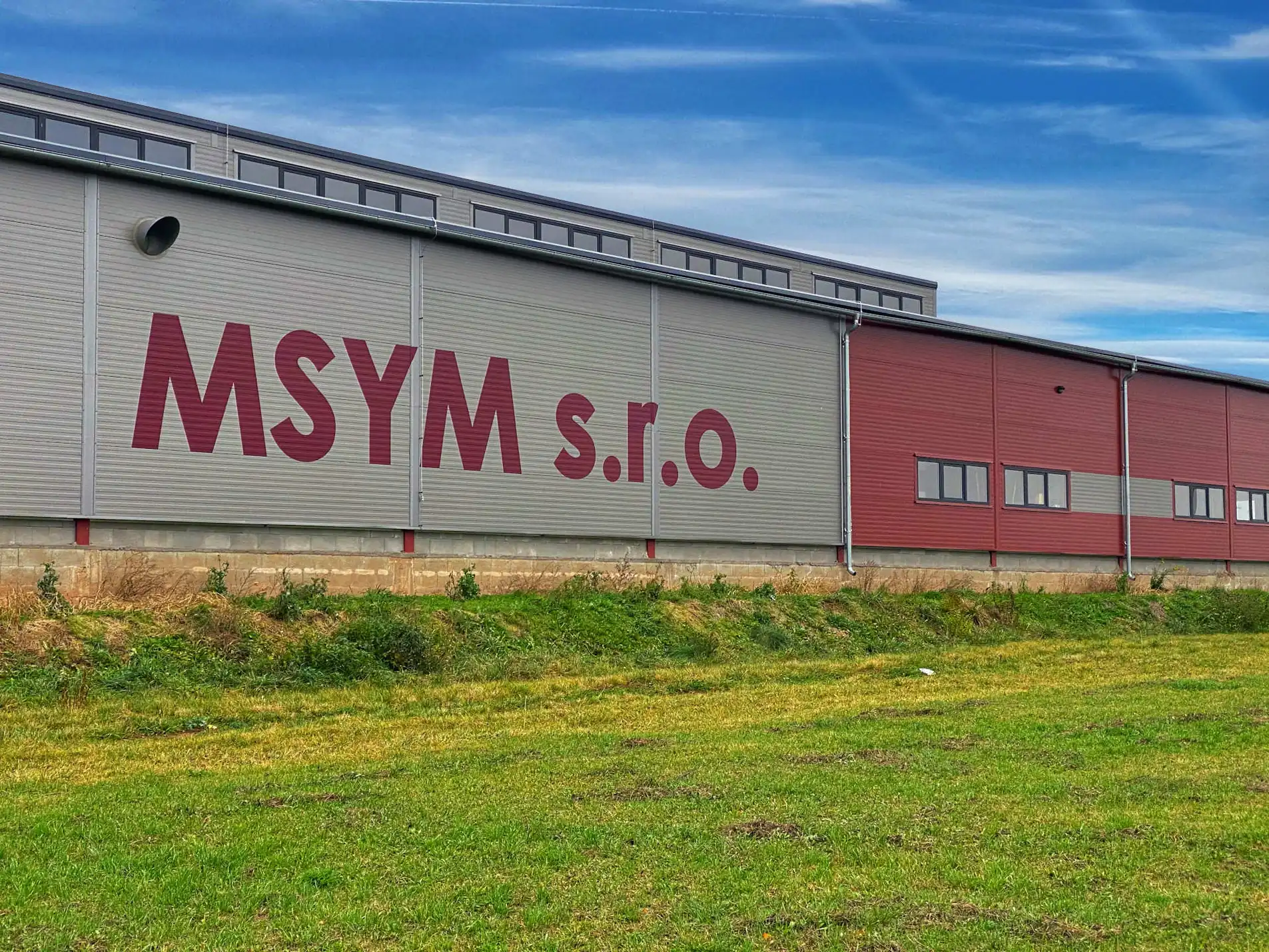 Výrobní hala MSYM s.r.o. s firemním logem